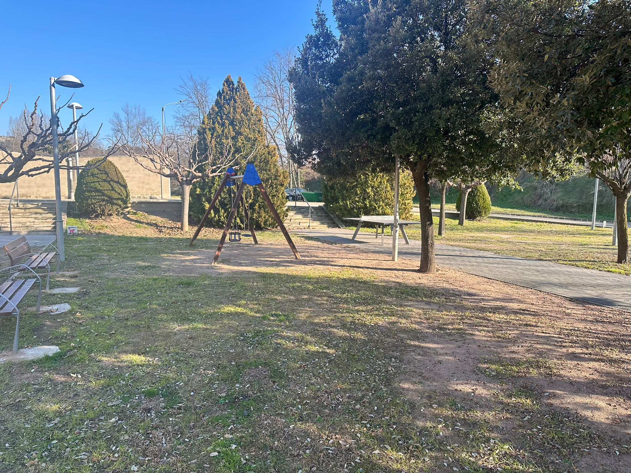 INSTAL·LACIÓ ESTRUCTURA DE TRONCS PARC INFANTIL